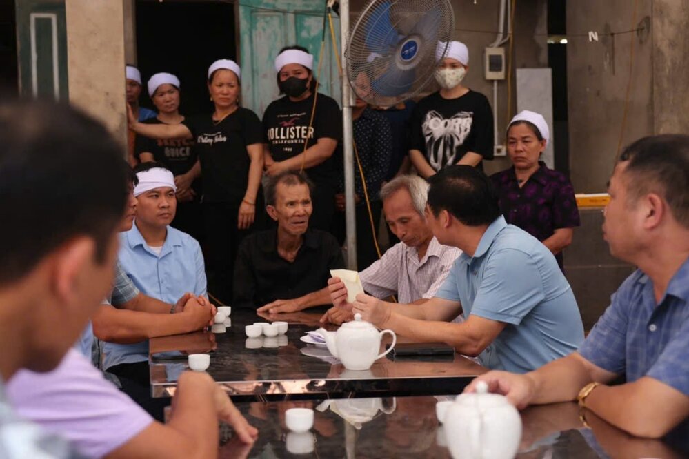 Chinh quyen, cac ban nganh doan the huyen Lam Thao, xa Cao Xa cung nhan dan trong khu vuc den chia buon, tham hoi vo chong ong Phong, ba Nien. Anh: To Cong - Duc Hoang.