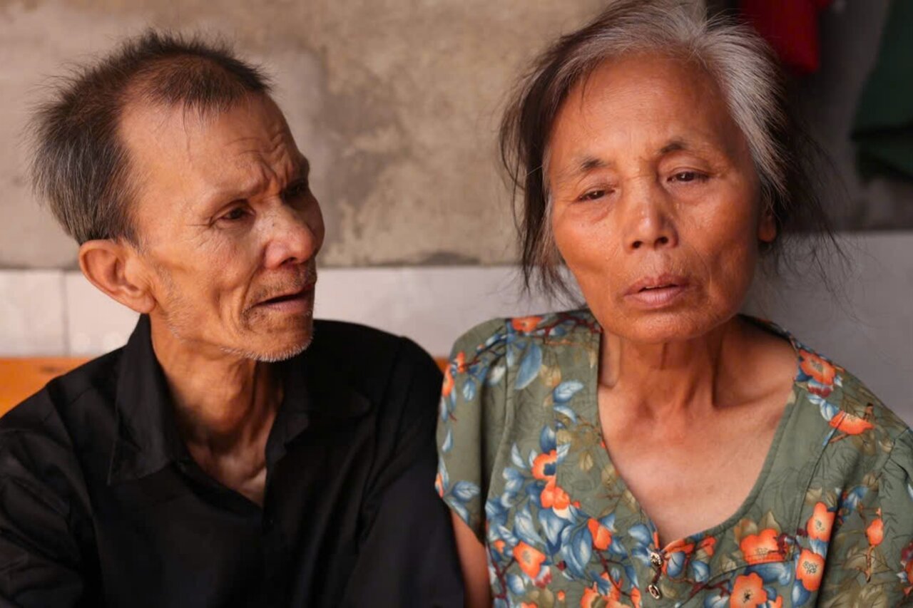 Sau su ra di dot ngot cua con trai, ong Dang Van Phong va ba Hoang Thi Nien van chua het bang hoang. Anh: To Cong - Duc Hoang.
