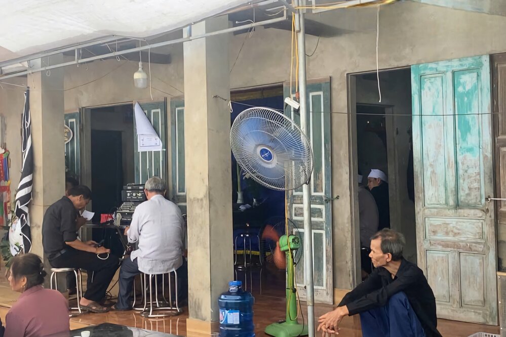 The small, old house of the family of Mr. Dang Duy Doanh - a young man who passed away after saving two children who drowned in the Red River on May 20. Photo: To Cong - Duc Hoang.