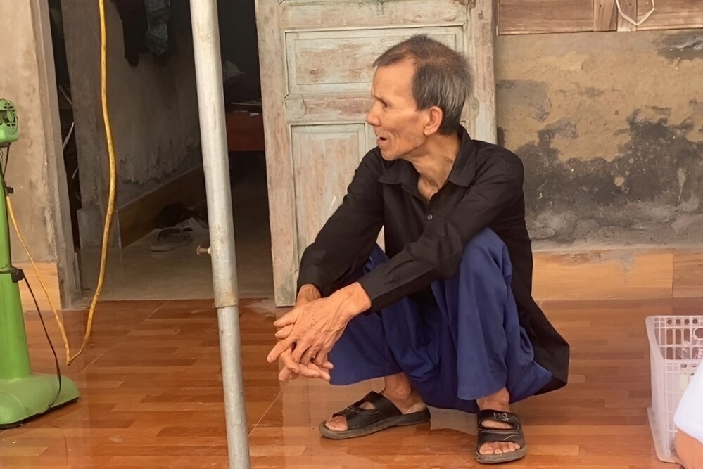 Ong Phong ngoi ban than, dau buon nghi ve nguoi con trai xau so. Anh: To Cong - Duc Hoang.
