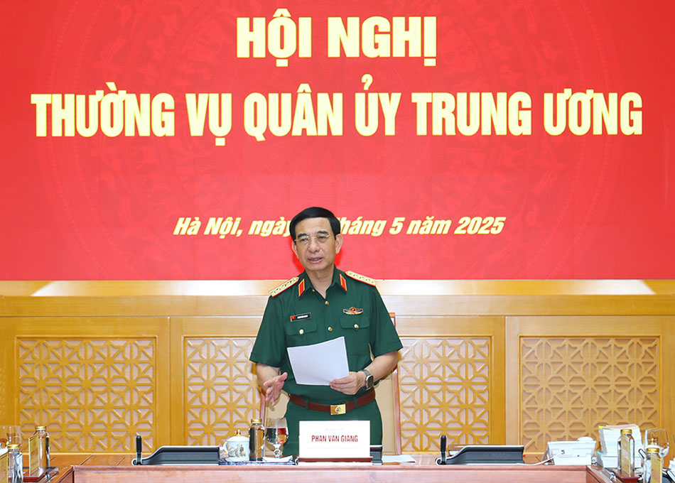 El general Phan Van Giang enfatizo la organizacion de la implementacion de tareas relacionadas para disolver, fusionar y reorganizar la organizacion militar local. Foto: Minh Hung/Portal of Defense Ministry of Defense