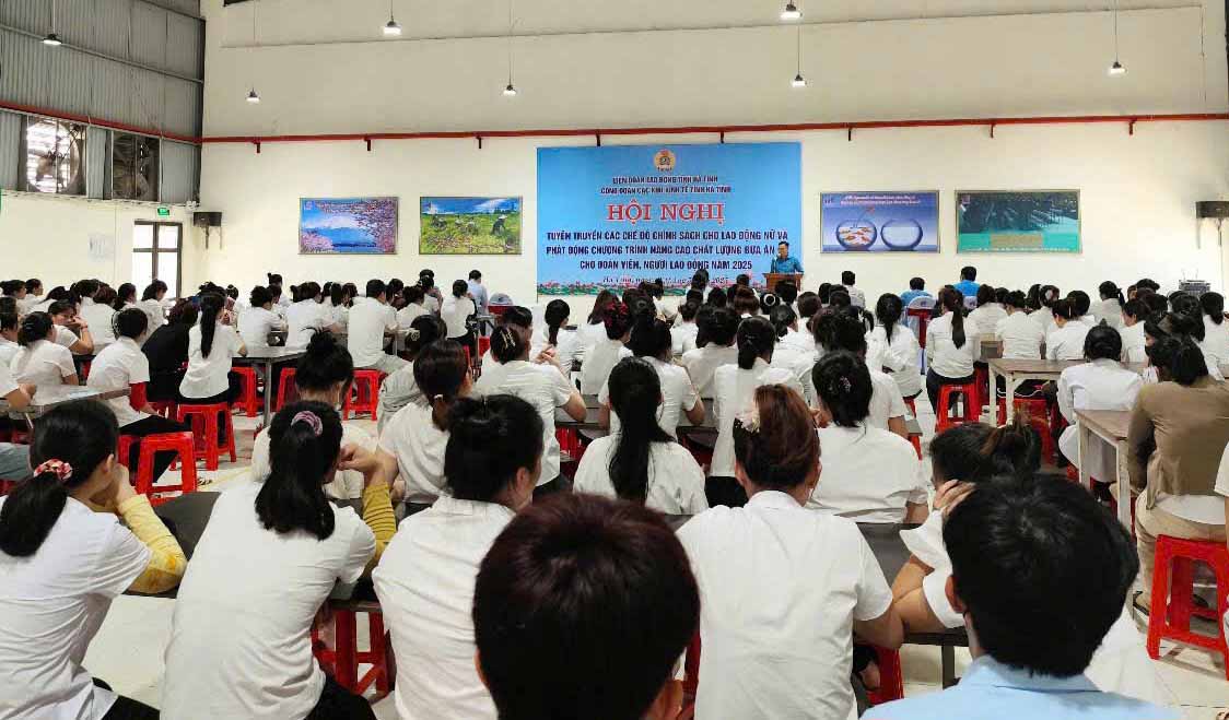 Workers listen to the launch of a program to improve the quality of shift meals. Photo: Hoang Thanh