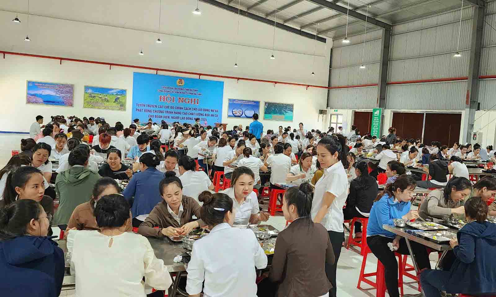 Sau lễ phát động, công nhân Xí nghiệp May 10 vào bữa ăn ca. Ảnh: Hoàng Thành.