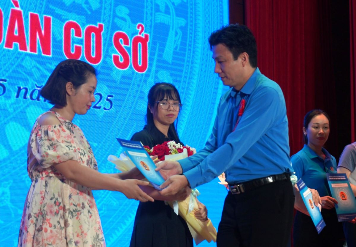 Lãnh đạo LĐLĐ quận Hồng Bàng trao quyết định thành lập công đoàn cơ sở. Ảnh: Mai Dung