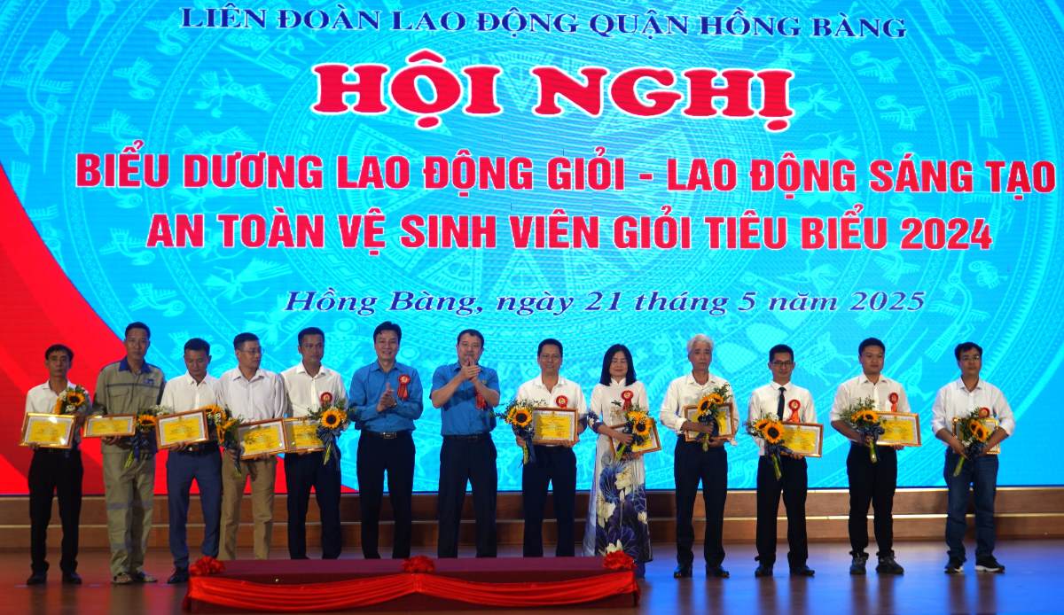 Hội nghị biểu dương 12 cá nhân là an toàn vệ sinh viên tiêu biểu năm 2024. Ảnh: Mai Dung