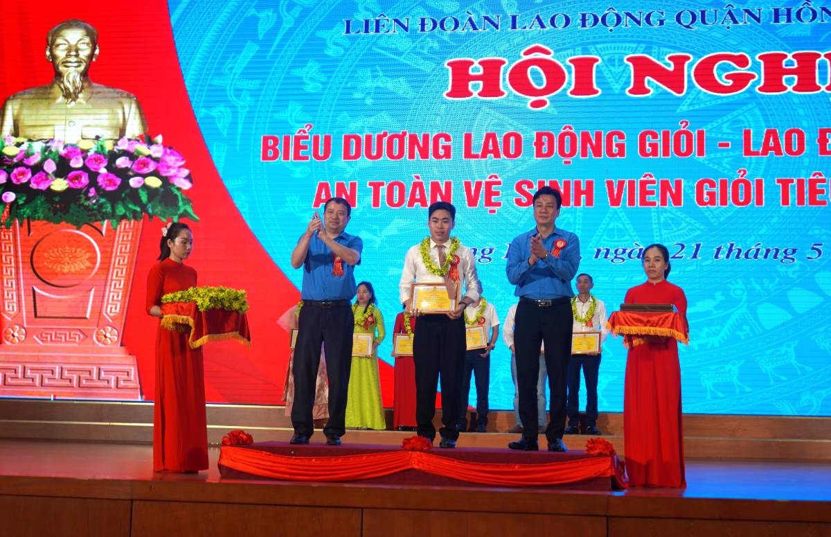 The Bang Hoang mong Labor Federation, Hai Phong honors 101 outstanding urban workers in 2024. Photo: Mai Dung