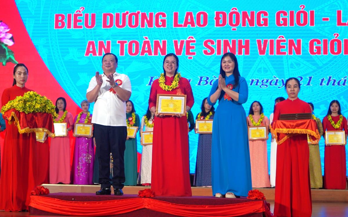 Lãnh đạo quận Hồng Bàng và LĐLĐ quận trao thưởng các cá nhân là lao động giỏi năm 2024. Ảnh: Mai Dung
