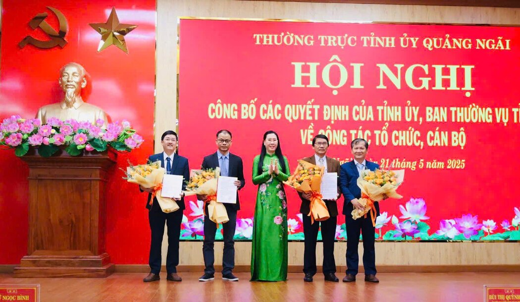 La Sra. Bui Thi Quynh Van -Secretaria del Comite del Partido Provincial, Presidenta del Consejo Popular Provincial de Quang Ngai, otorgo las decisiones del Comite Permanente del Comite del Partido Provincial al editor adjunto, en el Jefe del Periodico Quang Ngai despues de la fusion. Foto: mi an.