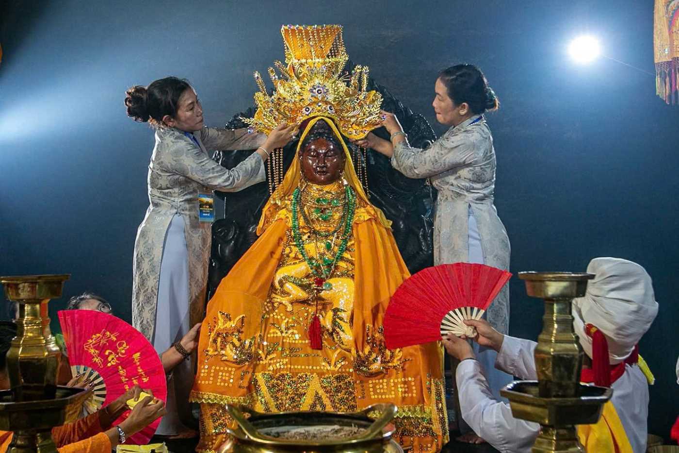 The medicine exchange ceremony - one of the solemn rituals in the Ponagar Tower festival in Khanh Hoa. Photo: Duong Phuc