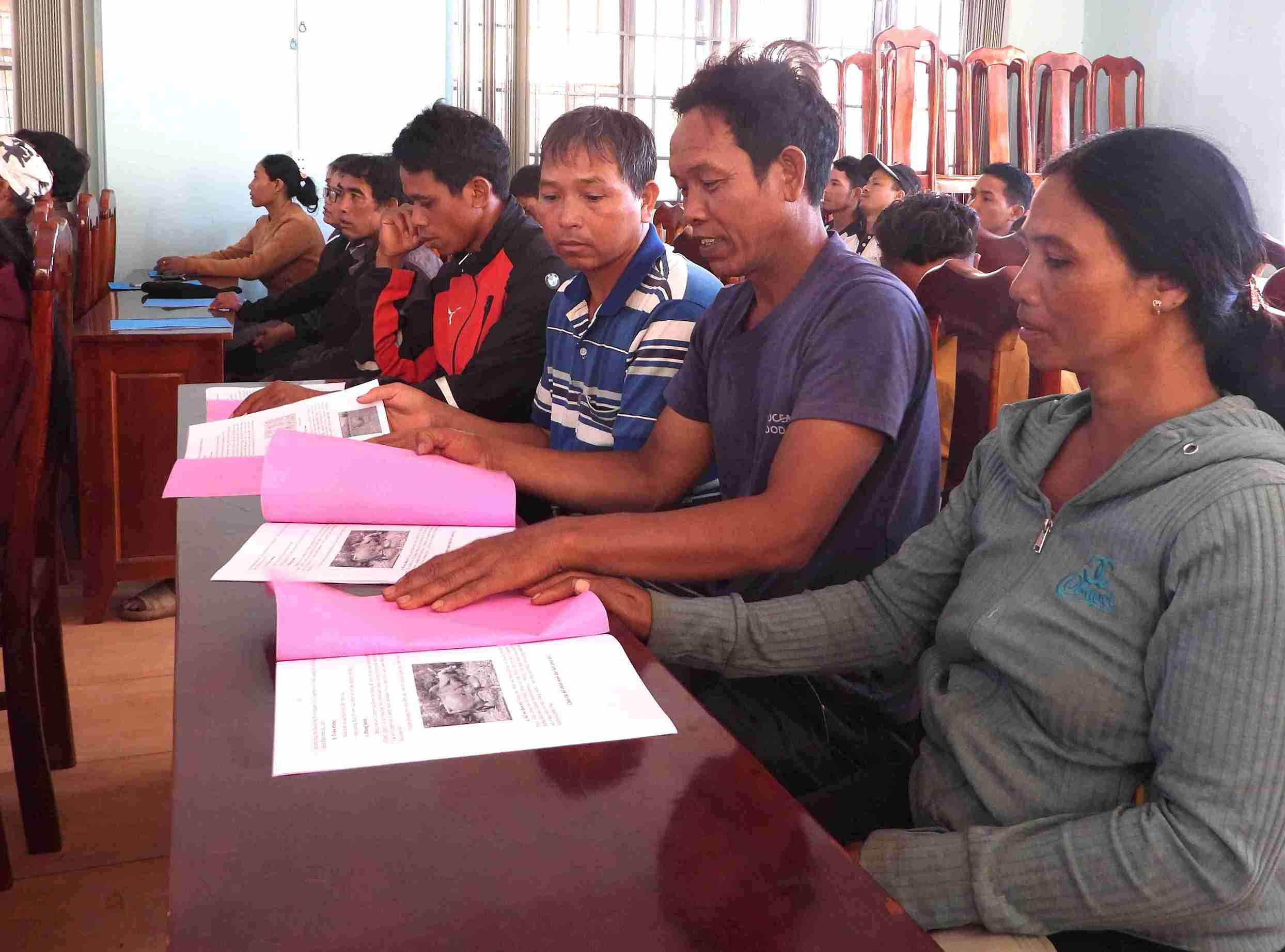 Las personas en el distrito de Krong Nang (provincia de Dak Lak) discutieron el proceso de reproduccion en un curso de entrenamiento sobre como cuidar las vacas reproductoras. Foto: Phan Tuan