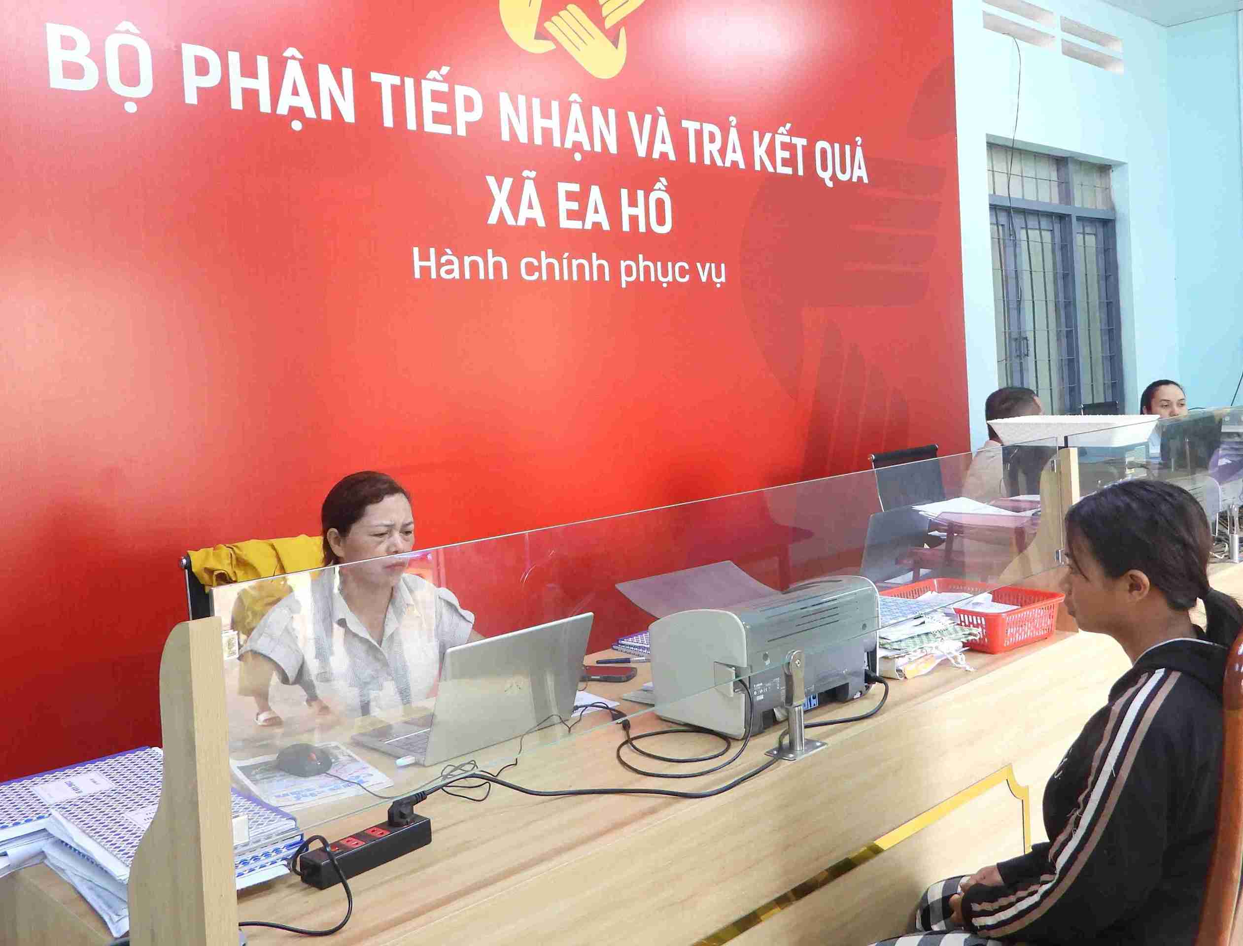 Chính quyền xã Ea Hồ luôn nỗ lực cải cách thủ tục hành chính để giúp người nghèo có thời gian phát triển kinh tế. Ảnh: Bảo Trung