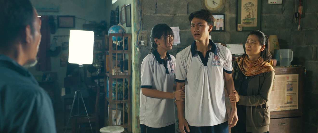 Canh phim ong Phuoc phat hien ra con trai tap nhay trong “Lat mat 8: Vong tay nang“. Anh: Nha san xuat