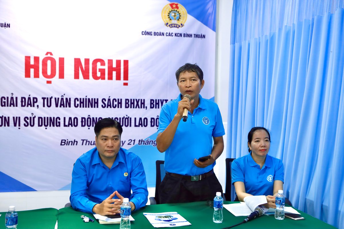 Đại diện phòng nghiệp vụ BHXH tỉnh Bình Thuận trả lời các câu hỏi của công nhân. Ảnh: Duy Tuấn 