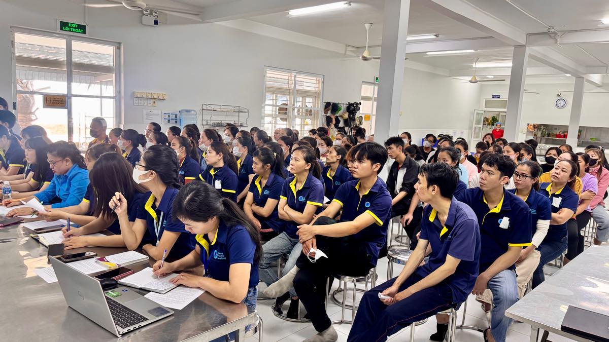 Các công nhân tham gia chương trình. Ảnh: Duy Tuấn 