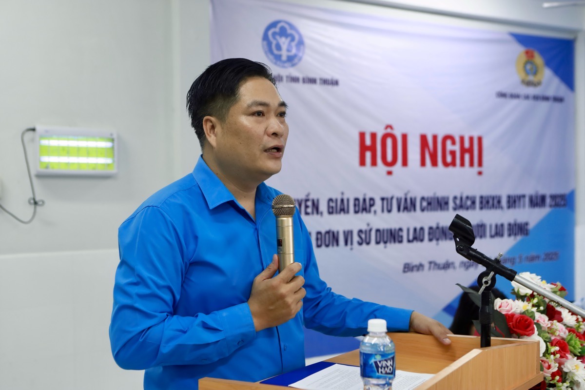 Ông Trần Duy Thanh - Chủ tịch Công đoàn các KCN tỉnh Bình Thuận trao đổi với công nhân. Ảnh: Duy Tuấn 
