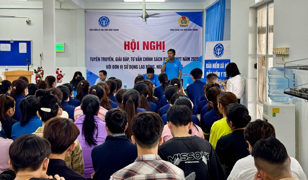 Các câu hỏi được giải đáp giúp công nhân yên tâm hơn. Ảnh: Duy Tuấn 