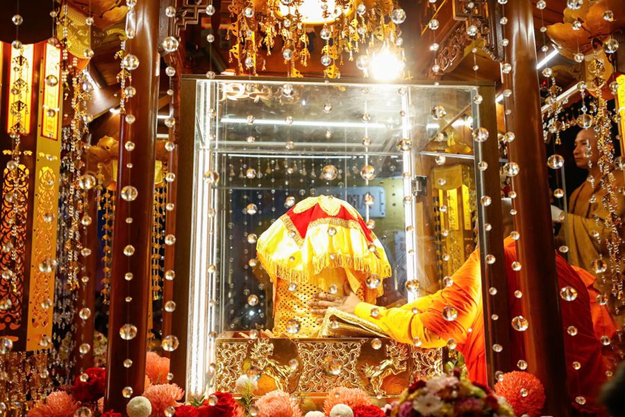 Las reliquias del Buda se colocaron en el palanquin en la procesion de la pagoda Pagoda. Foto: Hai Nguyen