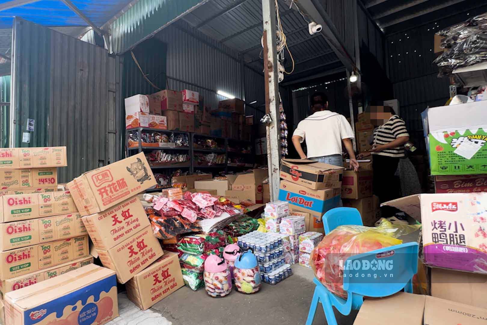 Hoạt động buôn bán tại các cửa hàng sỉ lẻ bánh kẹo số lượng lớn diễn ra nhộn nhịp suốt cả ngày.