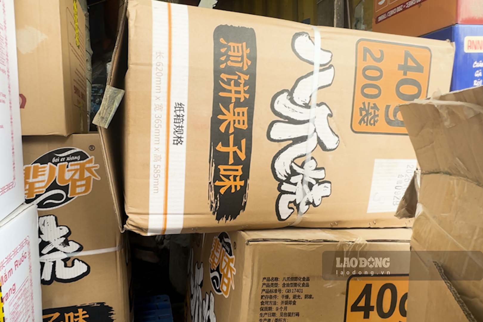 Những thùng chân gà, cánh gà nhập ngoại cỡ lớn được chất đầy kho hàng. 