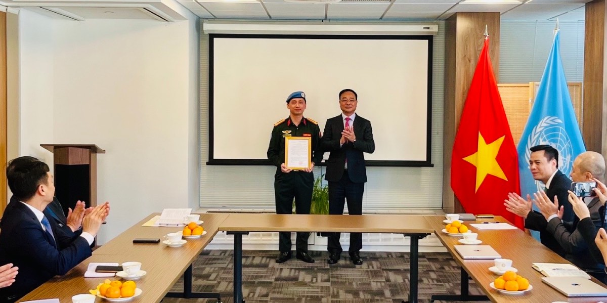 Deputy Minister of Public Security Pham The Tung presented the decision of the Minister of Public Security on early promotion of police officer Nguyen Ngoc Hai in New York, USA. Photo: Ministry of Public Security