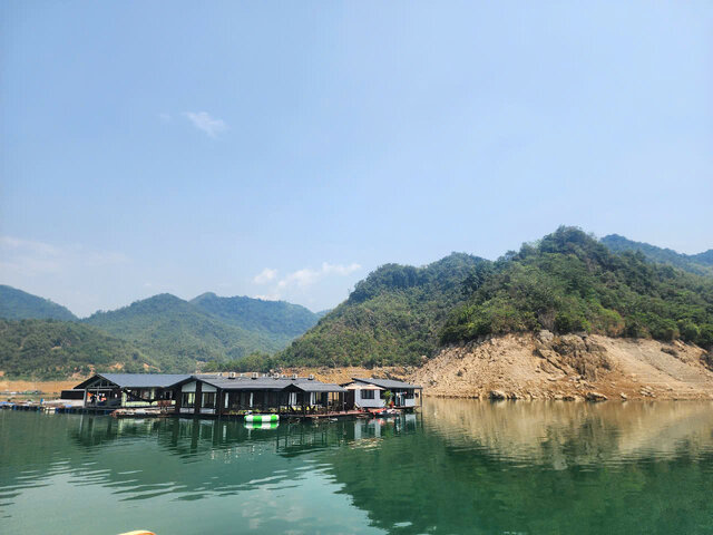 Muc nuoc ho Hoa Binh tai xa Hien Luong (Da Bac) giam sau khoang 20 m so voi muc nuoc dang binh thuong. Anh: Binh Khang