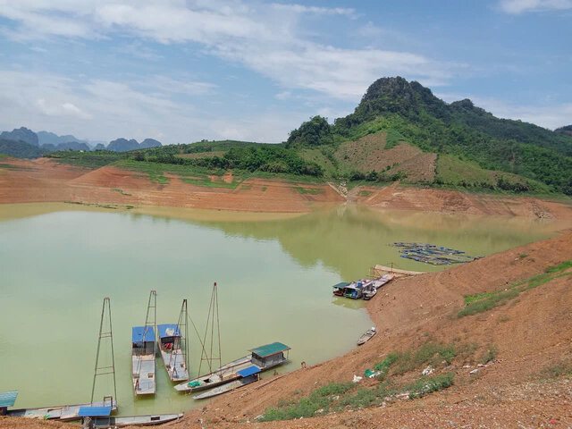 Toan canh muc nuoc o ho Thuy dien Hoa Binh. Anh: Binh Khang