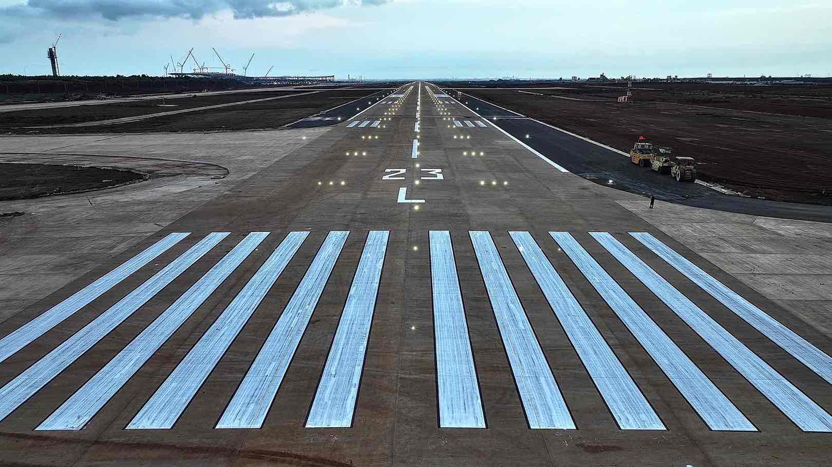 El sistema de iluminacion de la aeronave para el aeropuerto numero 1 de Long Thanh se ilumina oficialmente. Foto: HAC