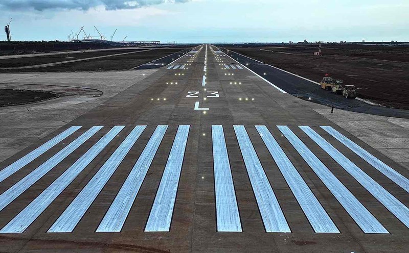 The lighting system of runway No. 1 of Long Thanh airport has officially been lit. Photo: HAC