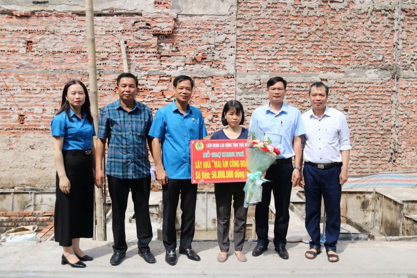 Representantes del sindicato de la provincia de Thai Binh, el sindicato de la Division del Gobierno, los lideres de la agencia y el sindicato de base otorgaron los fondos y dieron obsequios para alentar a la Sra. Nguyen Thi Thu Hanh. Foto: Ba Manh