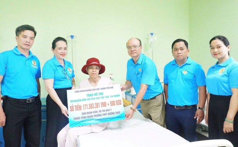 Providing support to union members. Photo: Q. An.