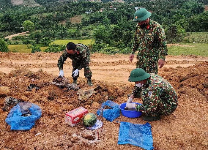 The 337th Economic - Defense Group Martyrs' Remains Collection Team searches for martyrs' remains. Photo: Duy Dong