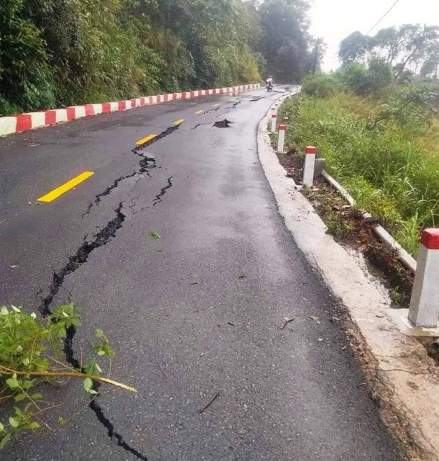 Quoc lo 24 doan qua huyen Ba To, tinh Quang Ngai - nho hep, thuong xuyen bi hu hong vao moi mua mua lu. Anh: Vien Nguyen.