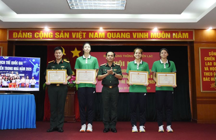 Ba van dong vien tre cua bong chuyen nu Binh chung Thong tin nhan bang khen. Anh: BCTT