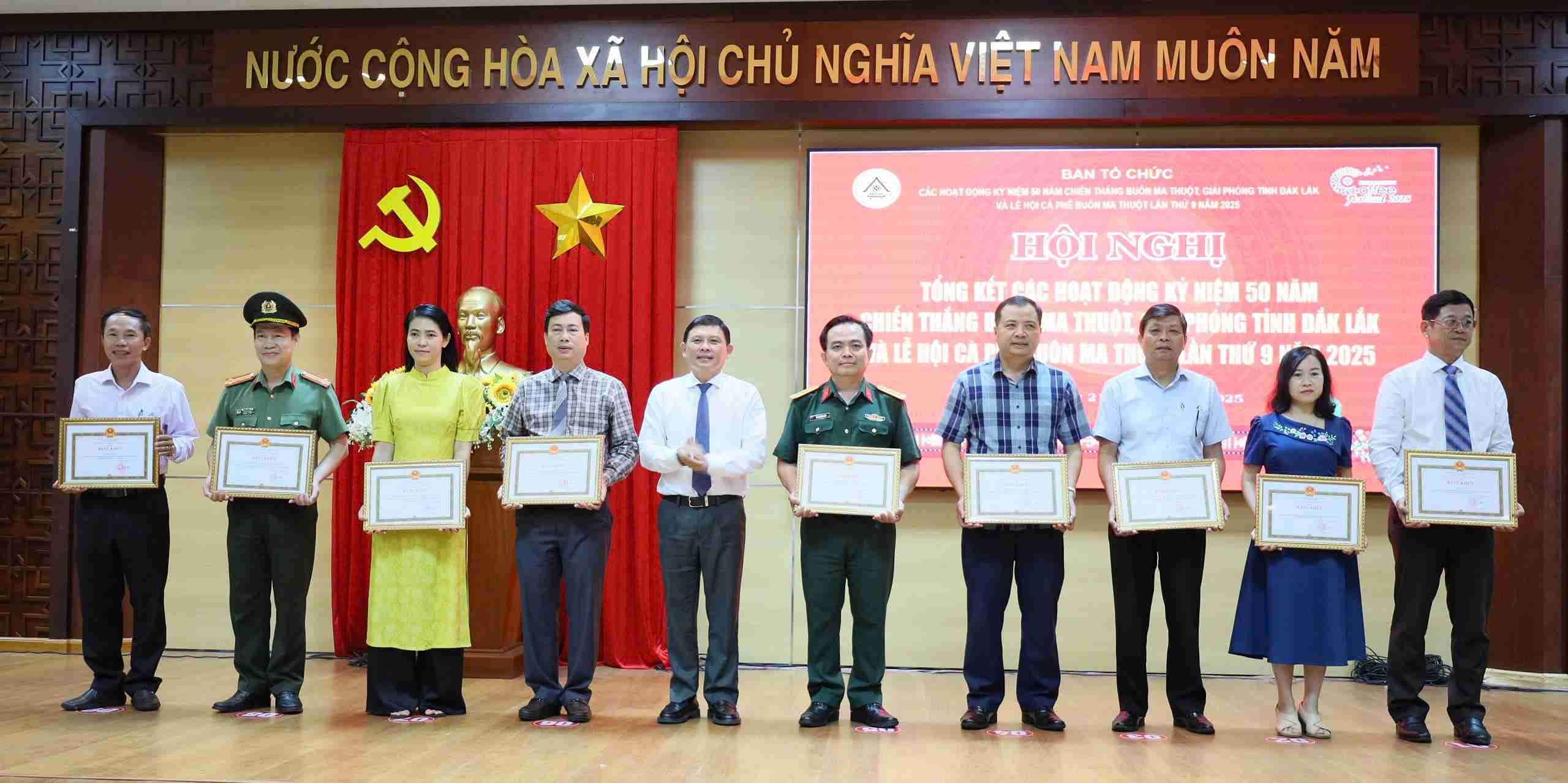 UBND tinh tang cac tap the co thanh tich xuat sac trong phong trao thi dua dac biet Ky niem 50 nam Chien thang Buon Ma Thuot, giai phong tinh Dak Lak