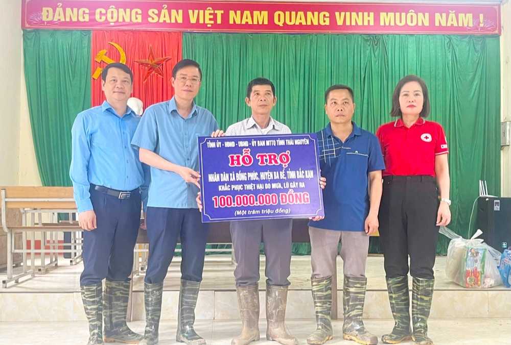 Thai Nguyen apoya el daño local causado por las inundaciones en Bac Kan. Foto: Duy Khanh