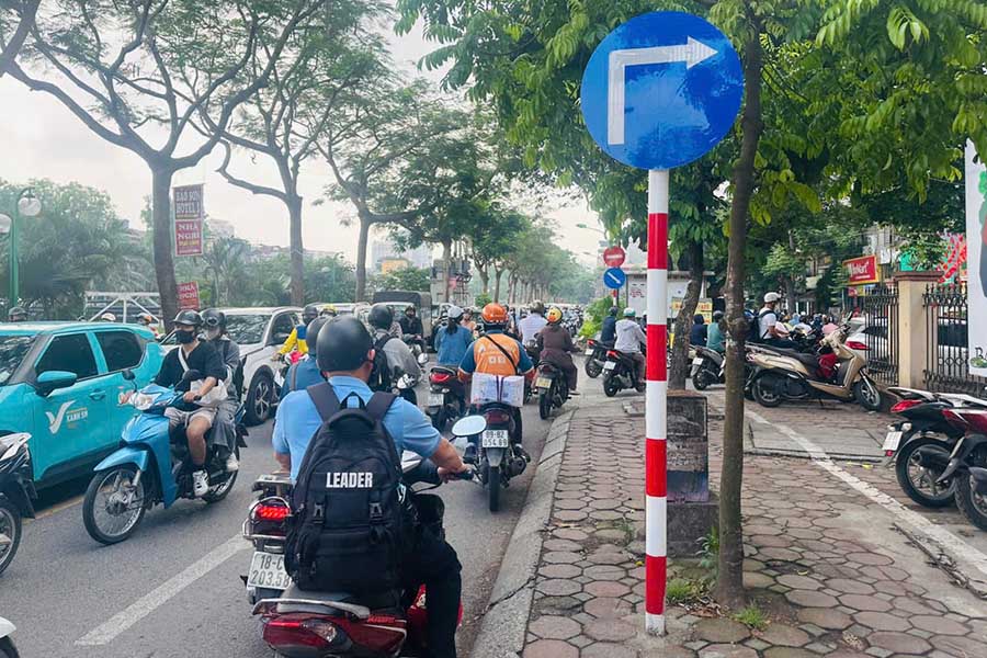 Luc luong chuc nang da bo tri day du bien bao khi dieu chinh lai giao thong. Anh: Tien Trach