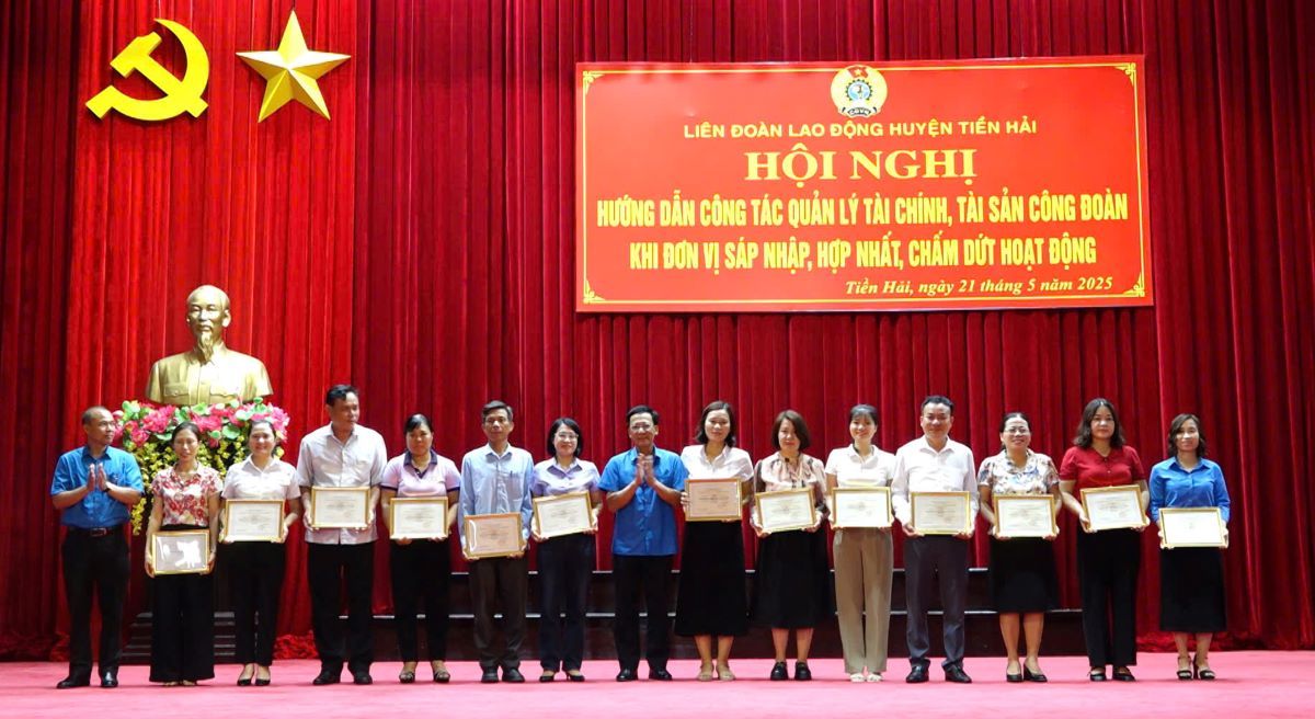 El vicepresidente de la Union Provincial de Trabajo Thai Binh, Nguyen Thanh Binh, otorgo certificados a agencias, unidades y empresas que cumplen con los estandares culturales para el periodo de 2023 a 2024 en el Tien Hai District Labor Union. Foto: Ba Manh