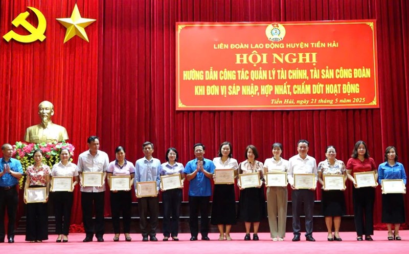 Vice President of Thai Binh Provincial Labor Federation Nguyen Thanh Binh presented certificates to agencies, units and enterprises meeting cultural standards for the period 2023 - 2024 at Tien Hai District Labor Federation. Photo: Ba Manh