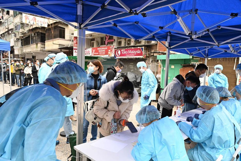 El personal de inspeccion de informacion de los residentes relacionados con las pruebas CIVI-19 en un "area limitada" en China el 5.2.2022. Foto: Xinhua