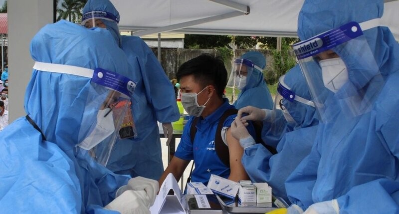 COVID-19 infection vaccination in Bac Lieu in 2021. Photo: Nhat Ho