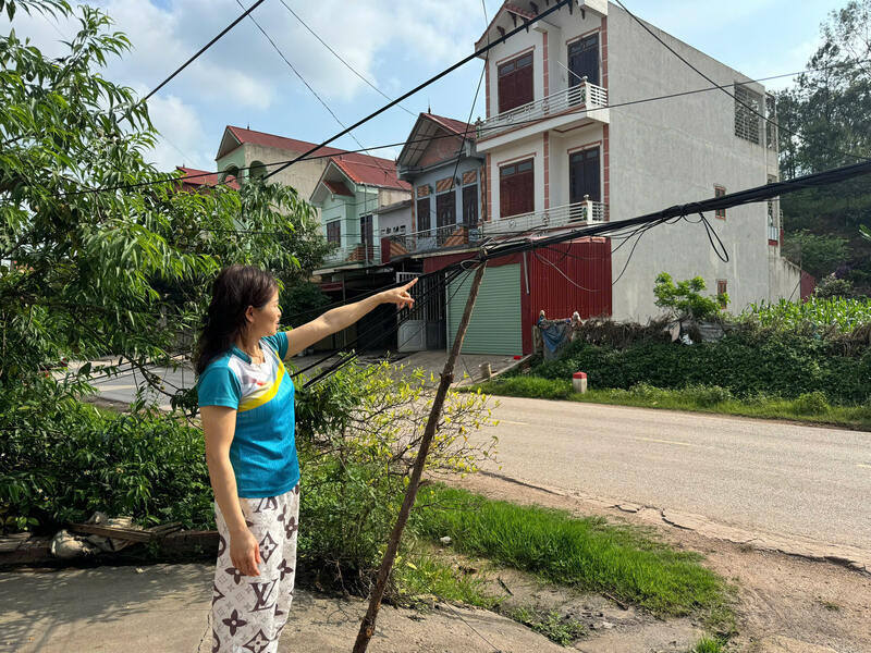 Người dân bức xúc vì dây cáp viễn thông như bẫy người trên đường Quốc lộ. Ảnh: Khánh Linh