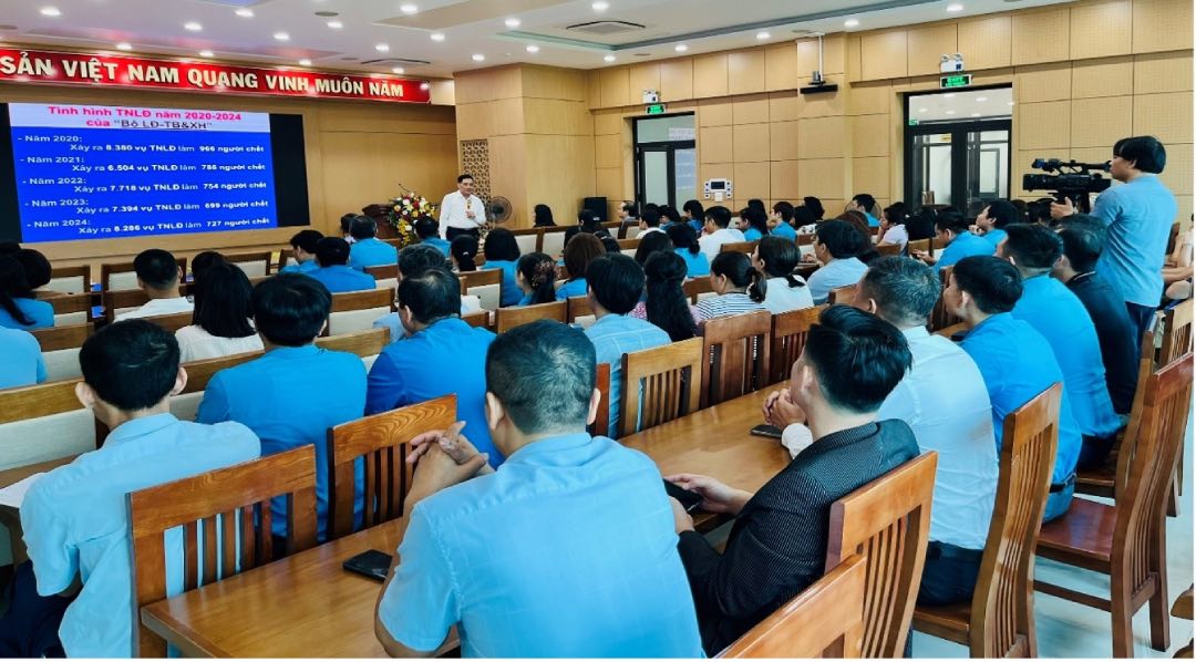 Descripcion general de la sesion de capacitacion de habilidades y metodos de operacion sobre seguridad laboral e higiene. Foto: Nguyen Thi Hong Hanh