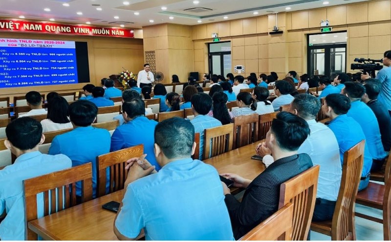 Overview of the training session on skills and methods of operation on occupational safety and hygiene. Photo: Nguyen Thi Hong Hanh
