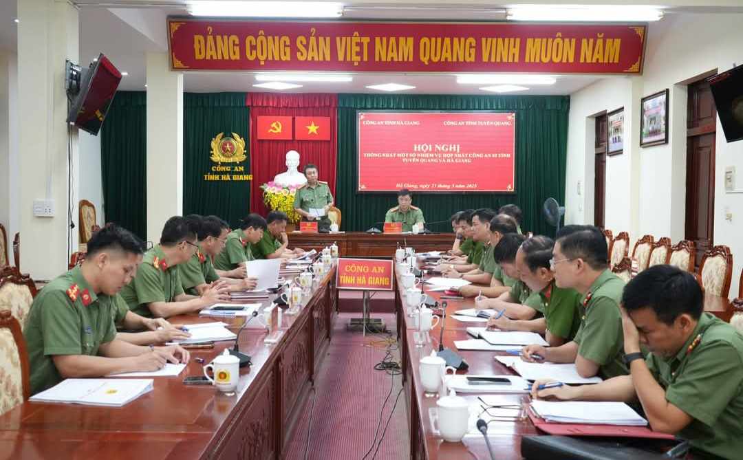 The conference agreed to arrange and merge Tuyen Quang and Ha Giang Police. Photo: Ha Giang Police