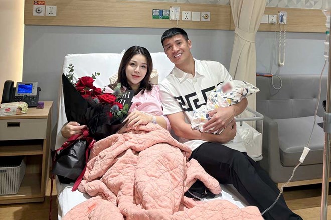 Vợ chồng Bùi Tiến Dũng tổ chức tiệc mừng đầy tháng con trai