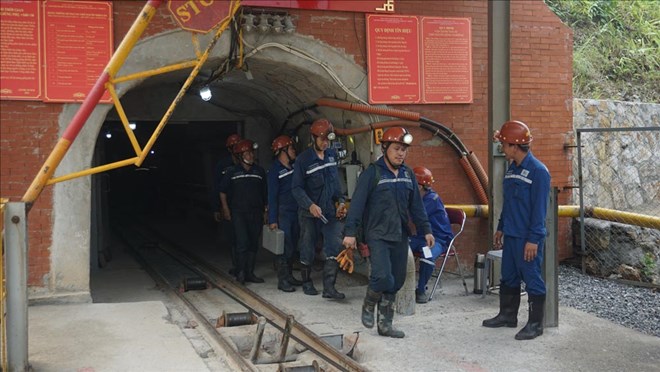 Đảm bảo an toàn cho công nhân khai thác quặng nằm sâu trong lòng đất