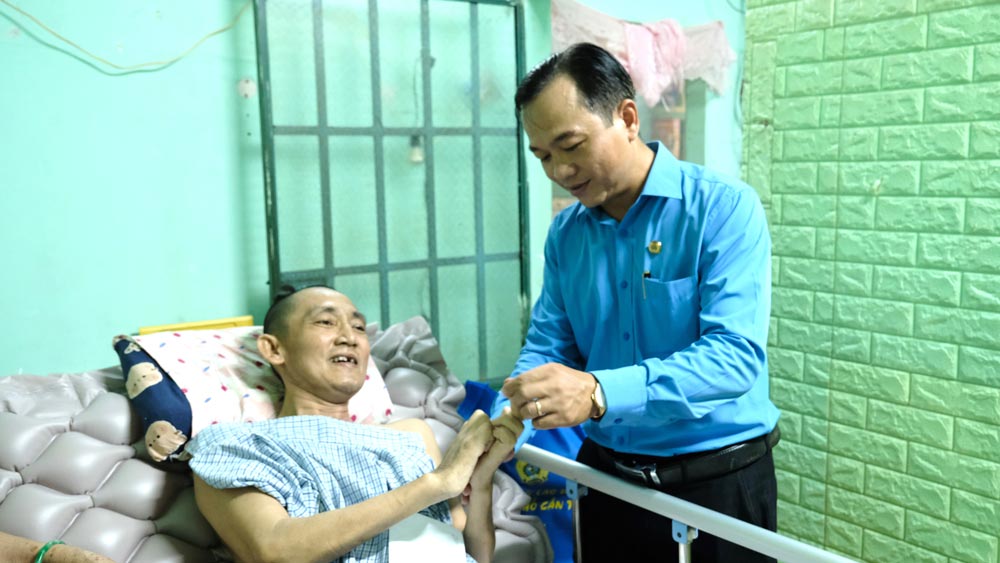 El vicepresidente de la Federacion Laboral de la ciudad de Can Nguyen Ngoc Tan visito al Sr. Tri, un trabajador masculino que tuvo un accidente. Foto: mi ly