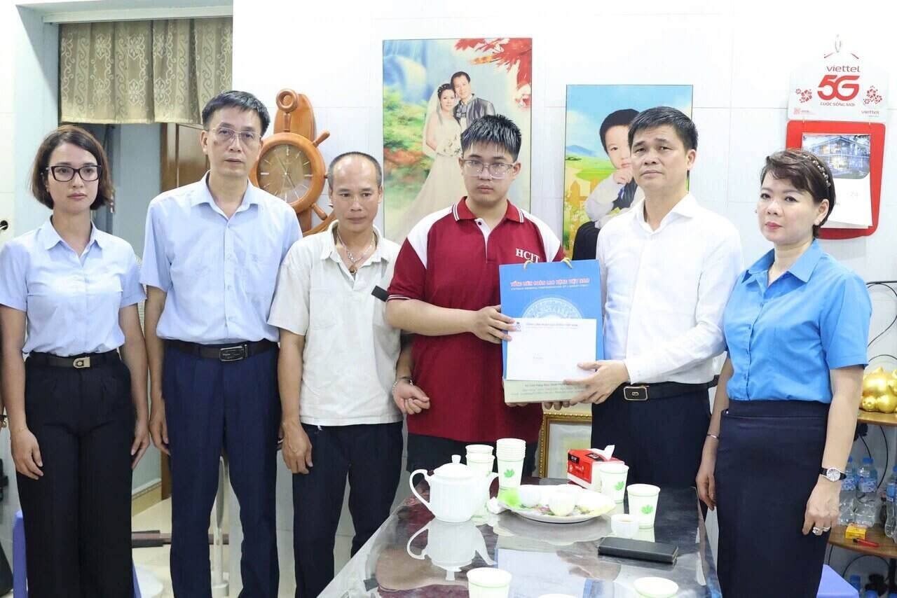 El vicepresidente de VGCL ONG Duy Hieu (segundo de la derecha) otorgo apoyo a la familia de la Sra. Lai Hai Yen, un trabajador que murio por un accidente laboral. Foto: Manh Quan