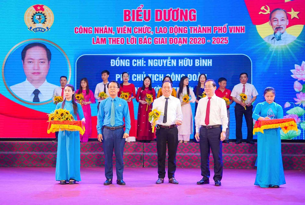 La Federacion Laboral de Vinh City elogio a los trabajadores y empleados tipicos para seguir las palabras del tio Ho. Foto: Quang dai