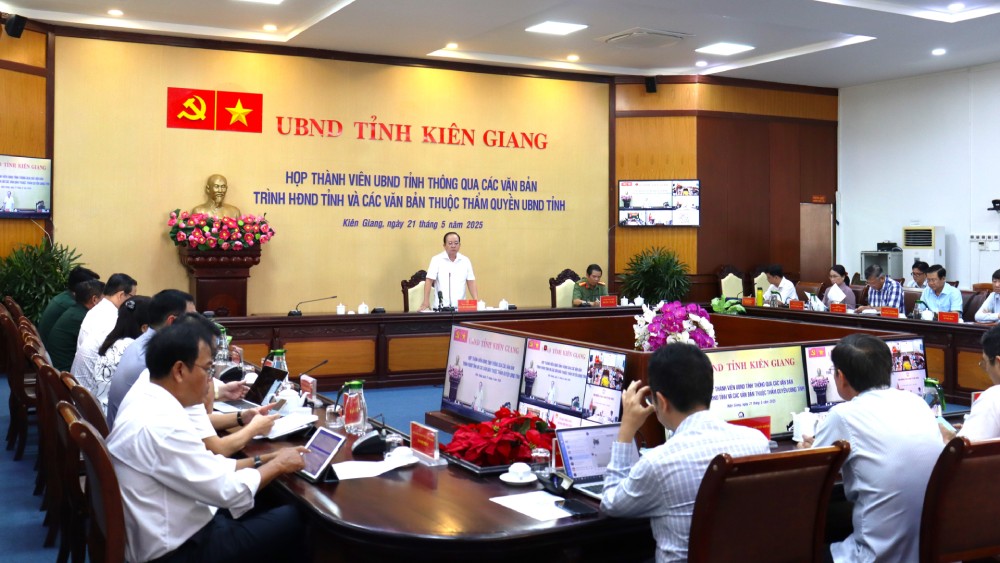 El Consejo Popular Provincial prescribira el regimen de apoyo para cuadros y funcionarios a nivel de comuna, funcionarios y activistas no especializados en la comuna y aldeas que trabajan en la comuna Chau. Foto: NGOC Mai